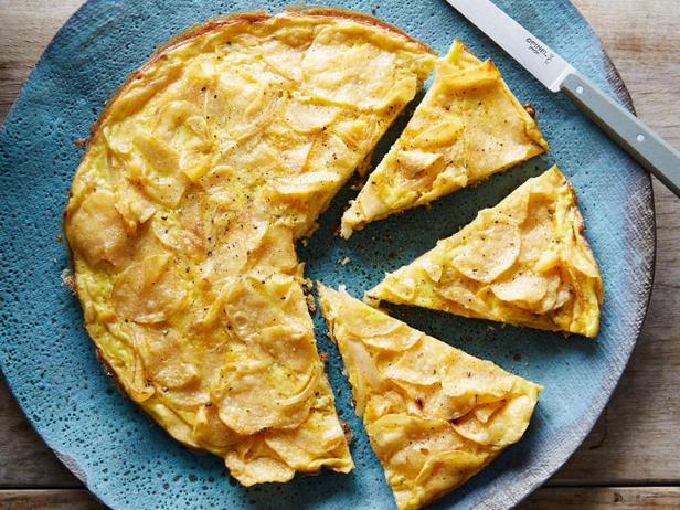 Šéfkuchař George 1677421539_prostaya-ispanskaya-tortilya Jak připravit španělskou tortillu: klasický recept Španělská kuchyně  vejce Tortilla española Španělská tortilla Španělská kuchyně Smažení Recept Olivový olej Hlavní jídlo Cibule Brambory 