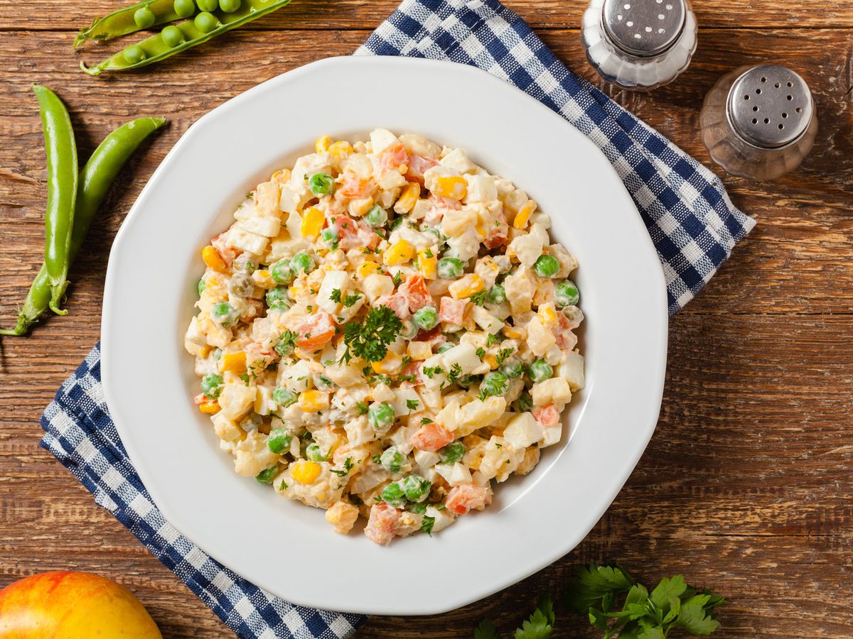 Šéfkuchař George bramborovy-salat-tradice-vanoce Jak udělat bramborový salát, který si zamiluje každý? Domácí recepty  vejce Okurky Majonéza Hořčice Cibule Brambory Bramborový salát 