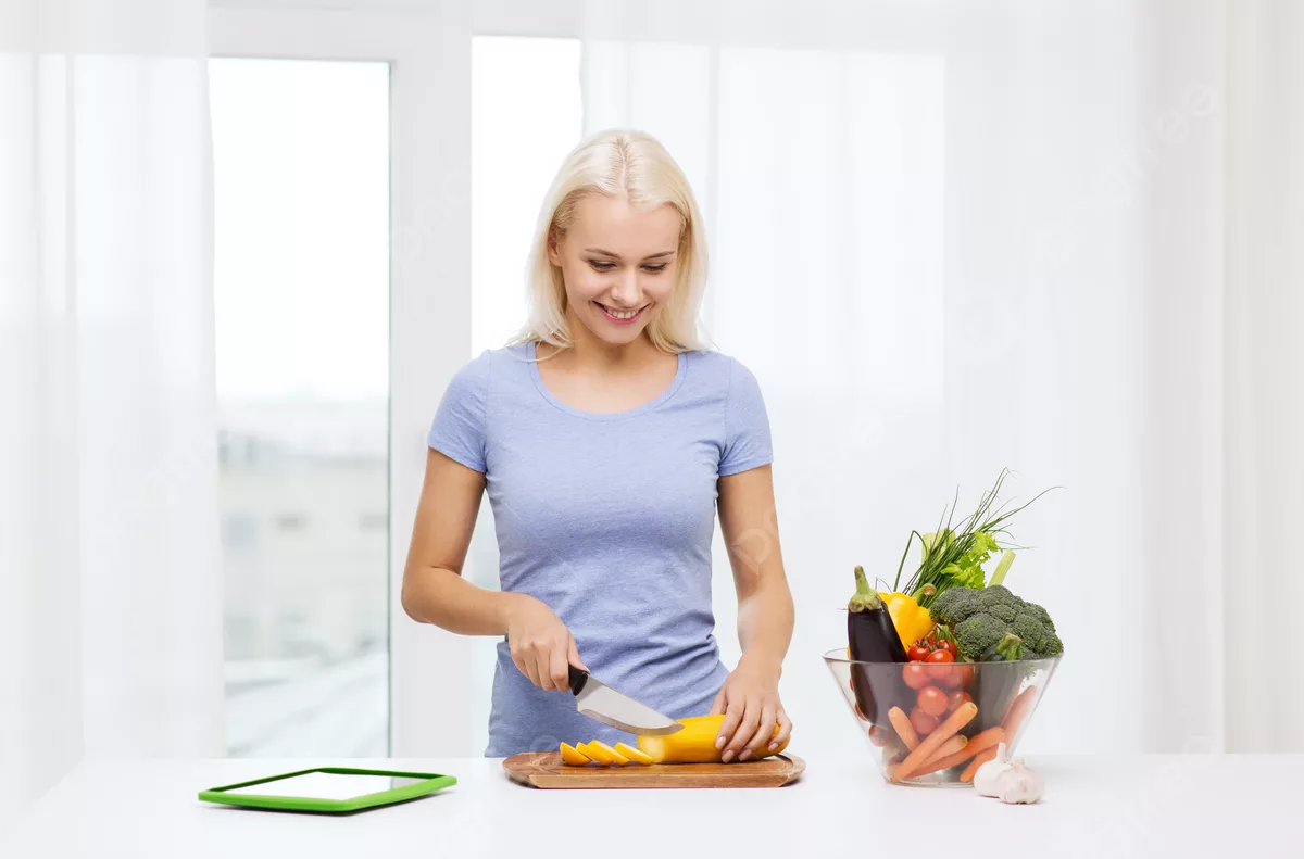 Šéfkuchař George pngtree-smiling-young-woman-cooking-vegetables-at-home-vegetarianism-weight-young-photo-picture-image_7652226-png Jak vylepšit každé jídlo s tímto jednoduchým trikem? Recepty, které si zamilujete tipy  vejce Španělská kuchyně Pečení 