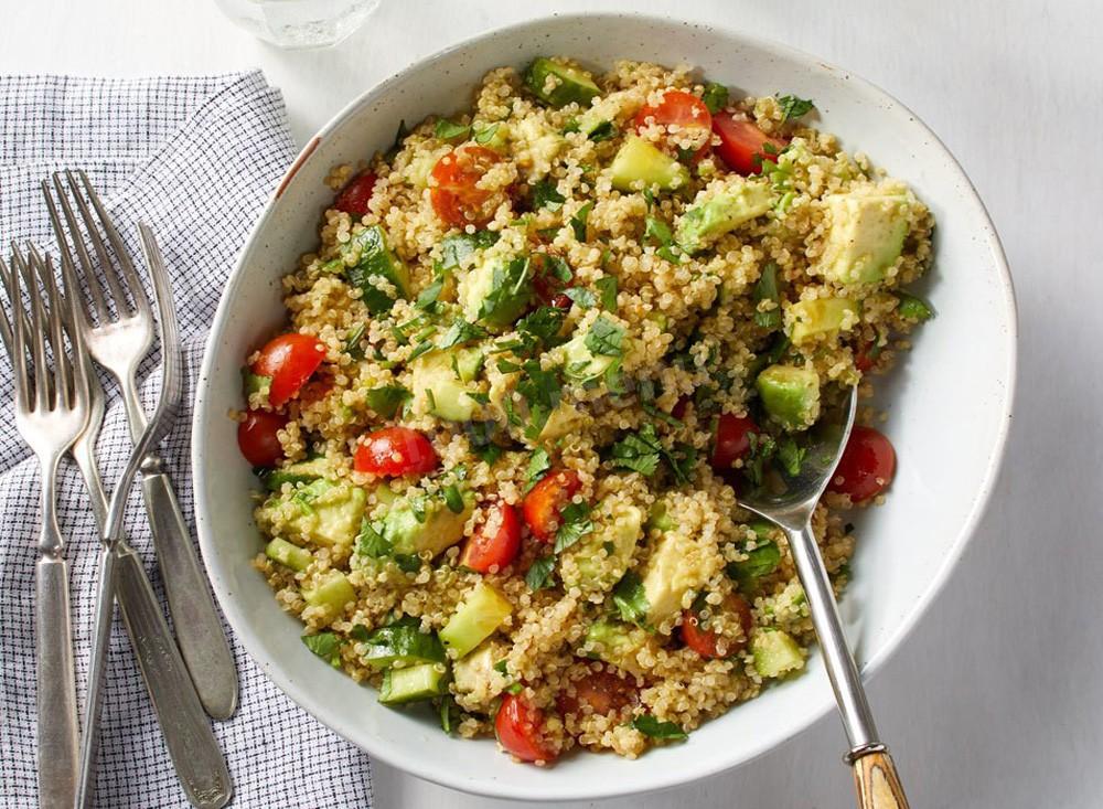 Šéfkuchař George salat-s-kinoa-i-avokado_1568554667_1_max Recept na Quinoa salát s avokádem a rajčaty Bezlepková jídla  Zdravý salát Veganský recept Snídaně Rajčata Quinoa Olivový olej Limetková šťáva Čerstvá zelenina Bezlepkový salát Avokádo 