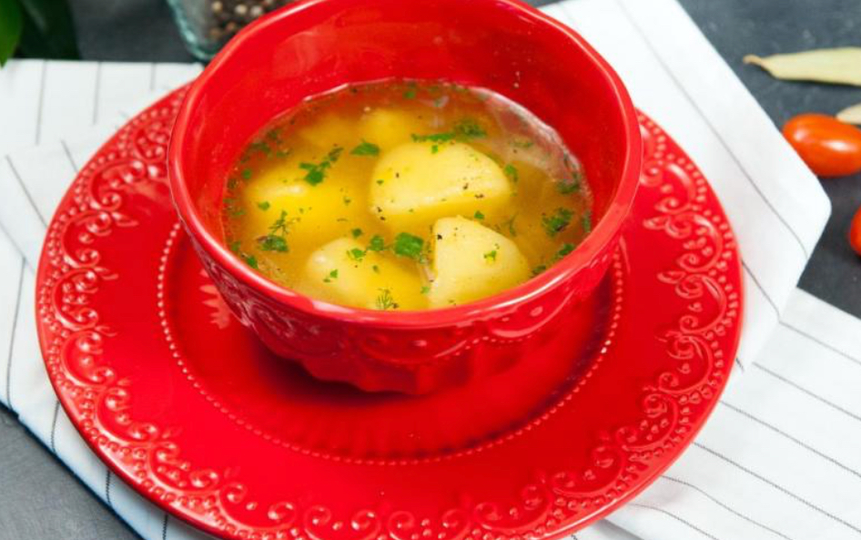 Šéfkuchař George Jak-Pripravit-bramboracka-recept-za-15-Minut-Jednoduchy-Recept-1746443013 Skvělý bramboračka recept: Tradiční česká polévka, která zahřeje a potěší každého Domácí recepty  Recept Olivový olej Cibule 